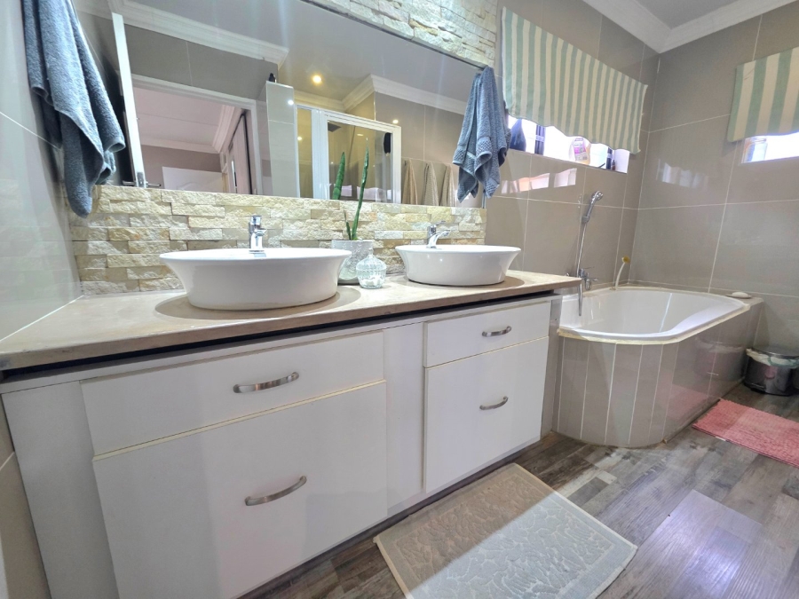 4 Bedroom Property for Sale in Hospitaalheuwel Free State